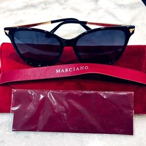 New Guess sunglasses plastic black with Rose gold! Beautiful frame!